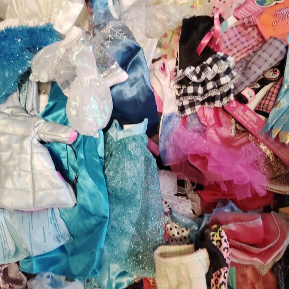 HUGE 150 PC MIXED LOT BARBIE CLOTHES VINTAGE & MODERN OUTFITS TONS OF CLOTHING! - Picture 6 of 9